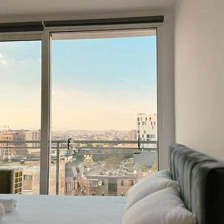 Urban Serenity Skyline View 2 티라나