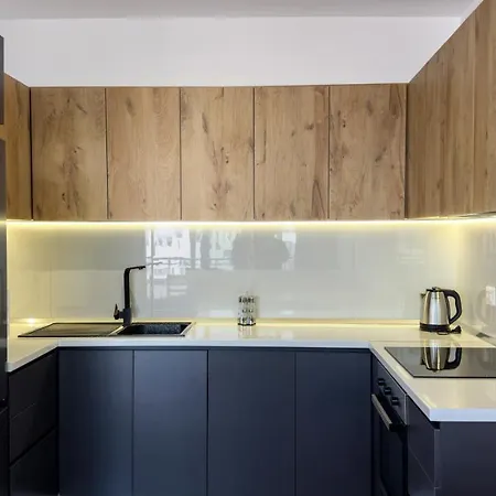 Apartment Urban Serenity Skyline View 2